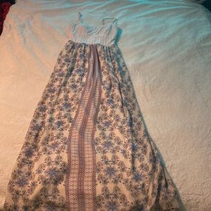 I’m selling this dress because it doesn’t fit me anymore and no rips or stains.